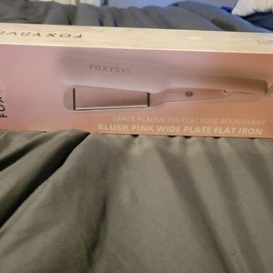 Foxybae BNIB wide plate flat iron